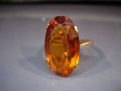 Bague en or jaune 9K sertie d'une pierre...