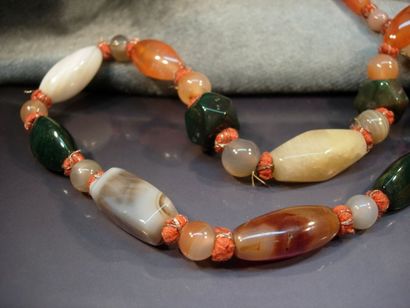 Sautoir en jaspe de couleur et agates