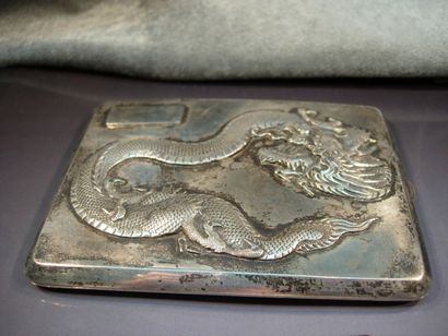 Étui à cigarettes en argent orné d'un dragon,...