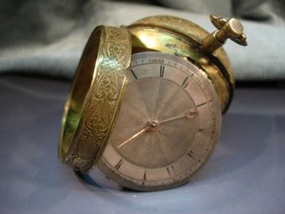 Montre oignon en laiton doré guilloché, cadran...