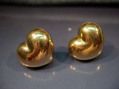 Paire de boucles d'oreilles coeurs en or...