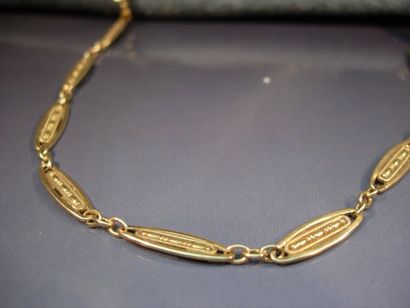 Collier en or jaune à maillons ovales filigranés....