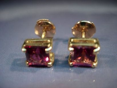Paire de boucles d'oreilles en or jaune chacune...