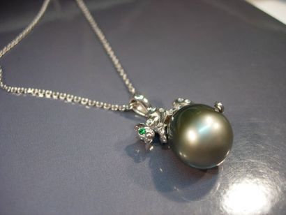 Pendentif panthère en or gris sertie de diamants...