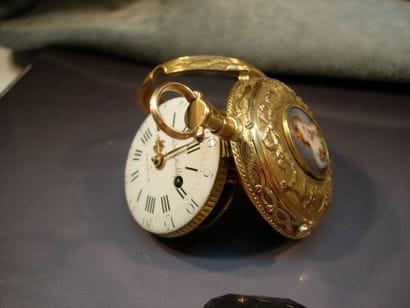 Montre oignon en ors de couleurs à décor...