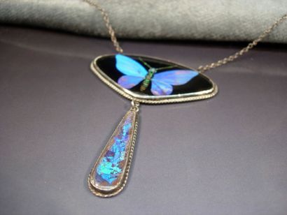 Collier en argent centré d'un motif orné...