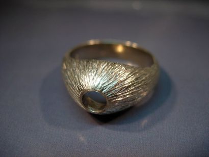 Monture de bague en or gris. Poids: 8.30...