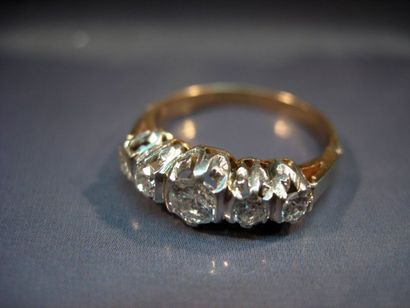 Bague jarretière en or gris ornée de diamants...