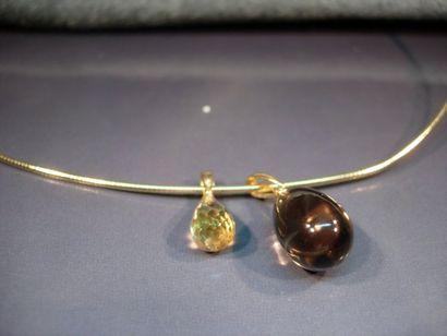 Collier fil de vermeil retenant deux pendants...