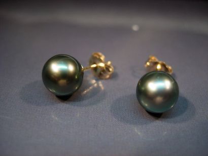 Paire de boucles d'oreilles en or jaune chacune...