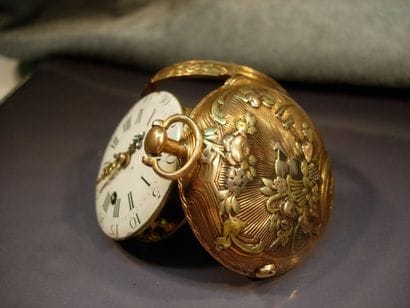 Montre oignon en ors de couleurs à décor...
