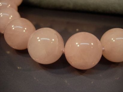 Collier formé d'importantes boules de quartz...