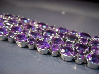 Bracelet en argent serti d'améthystes ovales...
