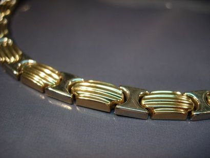 Bracelet en or deux tons maille articulée....