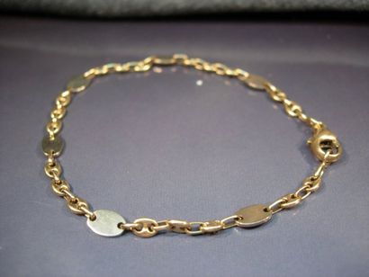 Bracelet en or deux tons. Poids: 5.60g