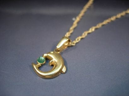 Chaîne ne or jaune torsadée et pendentif...