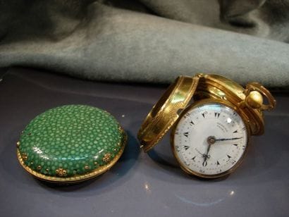 Montre oignon en laiton doré guilloché, cadran...