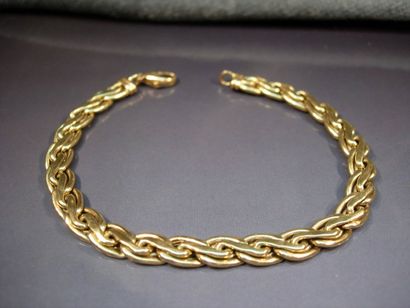 Bracelet en or jaune maille plate. Poids:...