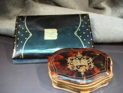 Lot d'un carnet de bal et d'un porte monnaie...