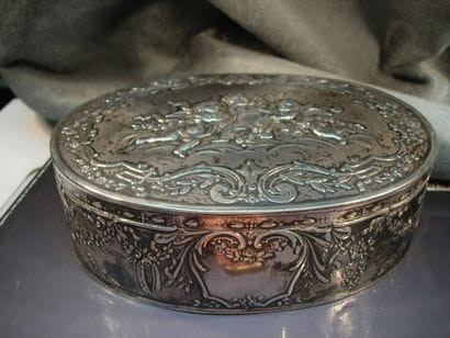 Coffret à bijoux ovale en argent à décor...