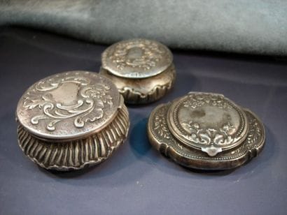 Trois boites à pilules et poudre en argent....