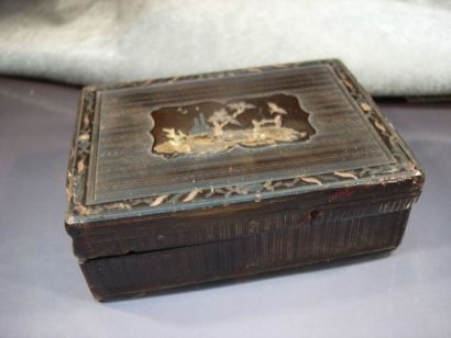 Tabatière rectangulaire en écaille, ornée...