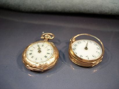 Deux montres de col en or jaune accidents...