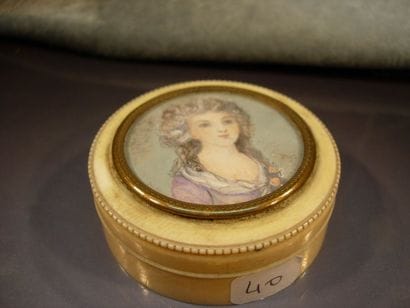 Tabatière ronde en ivoire ornée d'une miniature,...