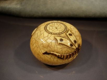 Pommeau de canne en ivoire à décor d'insectes....