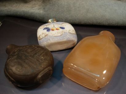 Lot de trois tabatières chinoises en pierre,...