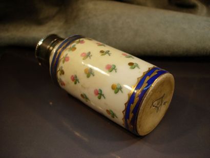 Salière en porcelaine, monture en argent....