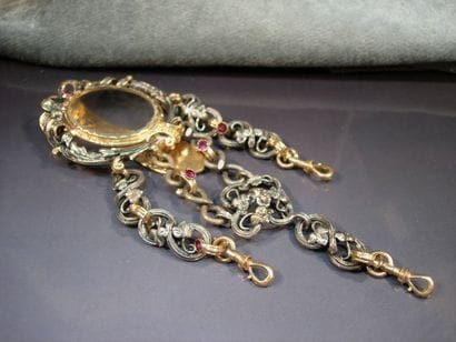 Châtelaine en argent et vermeil à décor d'un...
