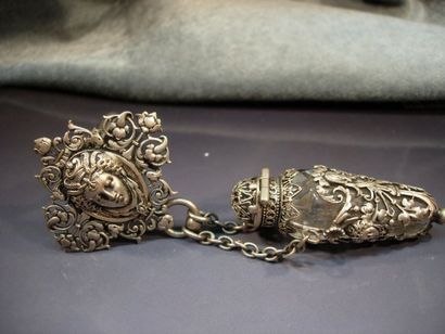 Châtelaine en argent à décor de lambrequins...