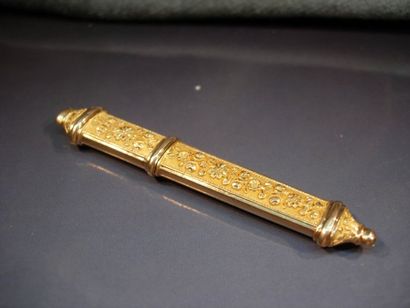 Étui à aiguilles en or jaune guilloché et...