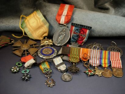 Lot de six décorations et deux médailles