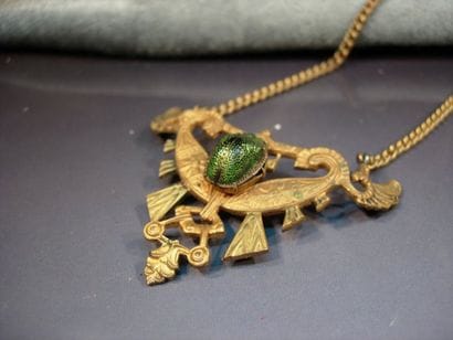 Collier plaqué or à décor égyptien et centré...