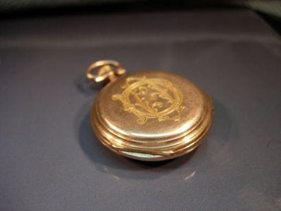 Montre de col en or jaune à boîtier monogrammé....