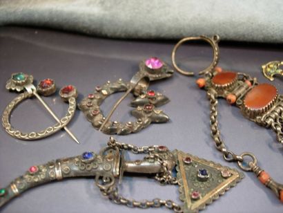 Lot de bijoux ethniques en argent, métal,...