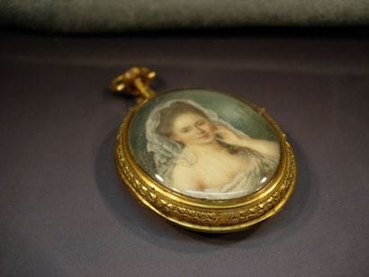 Médaillon ovale porte souvenir en pomponne...