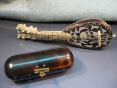 Lot d'une mandoline miniature ornée d'écaille,...