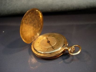 Petite montre savonnette en or jaune boîtier...