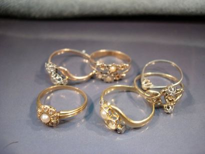Lot de six bagues en or vers 1900 serties...