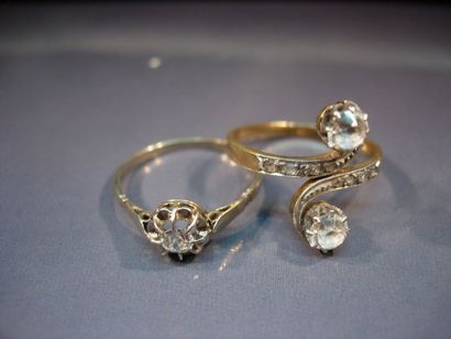 Lot de deux bagues en or serties d'un diamant...
