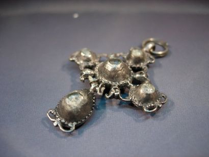 Croix provençale en argent sertie de pierres...