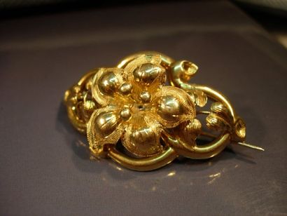 Broche volute en or jaune repoussé. Travail...