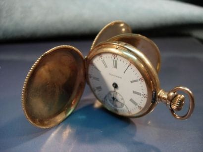 Petite montre savonnette en or jaune 14K...