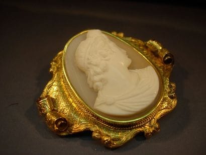 Broche en or jaune guilloché centrée d'un...