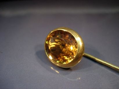 Épingle de cravate en or jaune sertie d'une...