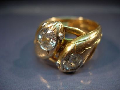 Bague serpent en or jaune sertie de deux...