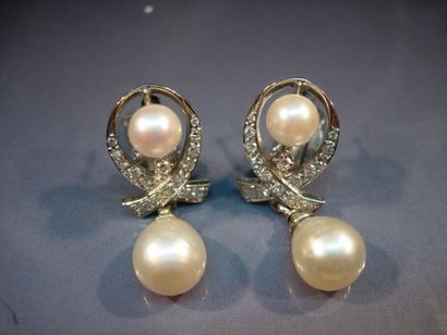 Paire de pendants d'oreilles en or gris 14K...
